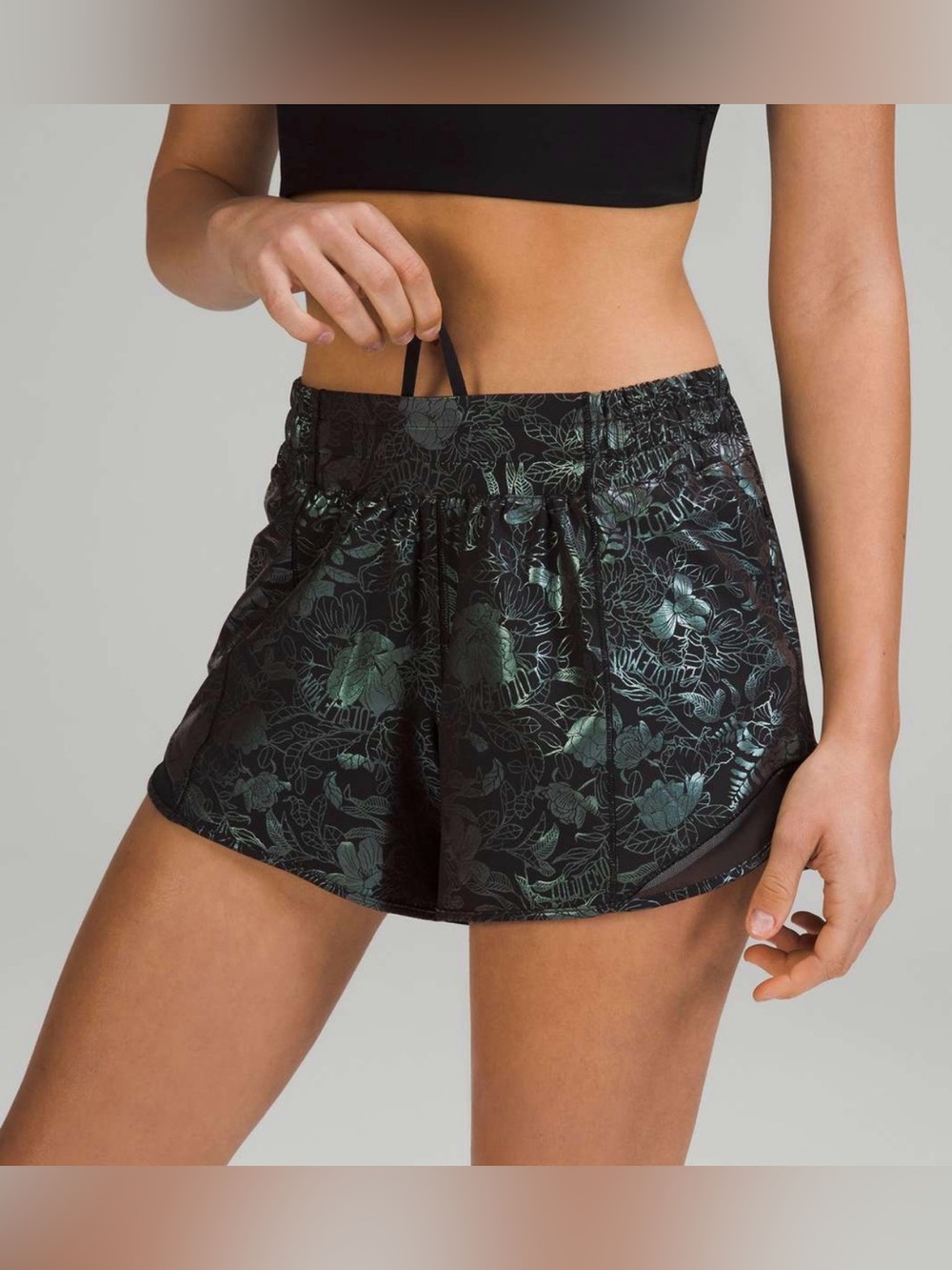 Lululemon Women’s Hotty Hot Lined Short 4" Flourish Black Iridescent Foil size 2